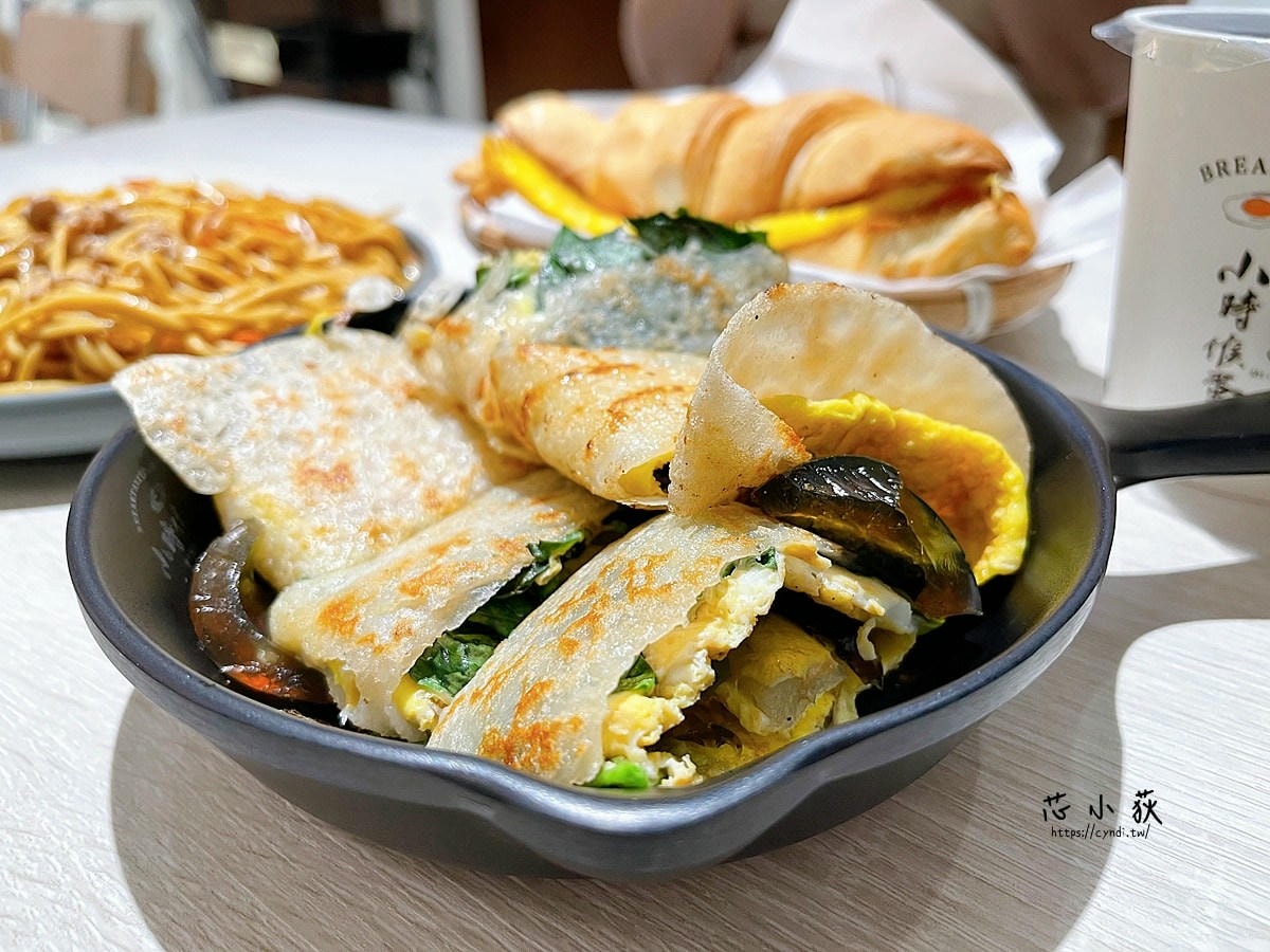 台中早餐推薦｜小時候蛋餅民權店，台中火車站文青風超美手工粉漿蛋餅專賣店，口味多達24種，吐司可頌菠蘿